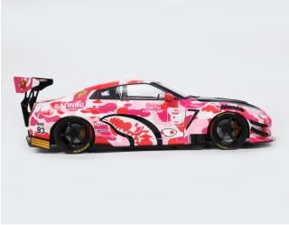 NISSAN GT-R (R35) W/ LIBERTY WALK BODY KIT 2.0 PINK CAMO 2025 Solido 1:18 Metallmodell